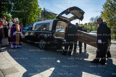 Gdansk. Katredra Oliwska. Wprowadzenie trumny z cialem...