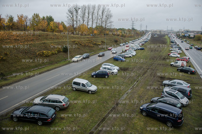 Gdańsk. Dzień Wszystkich Świętych. Nz aauta zaparkowane...