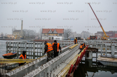Gdańsk. Budowa zwodzonej kładki na wyspę Ołowianka....