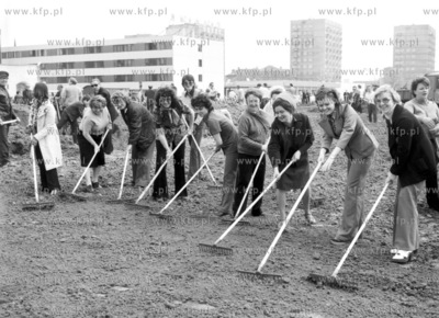 Partyjny czyn spoleczny na Wyspie Spichrzow w Gdansku,...