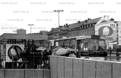 Przystanek autobusowy komunikacji miejskiej i autobus...