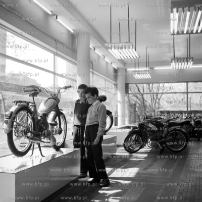 Mlodziez przyglada sie wystawionym w salonie motoryzacyjnym...