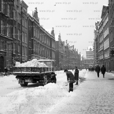 Odsniezania ulicy Dlugiej w Gdansku. 
02.1971
0007474z_1971
Fot....