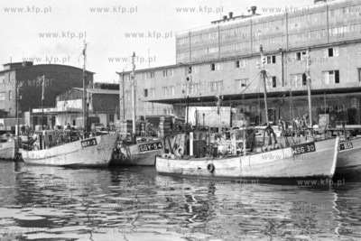 Kutry rybackie przycumowane do nabrzeza portu gdyńskiego....