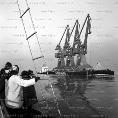 Lodołamacz Parkun holuje ponton z trzema dzwigami...