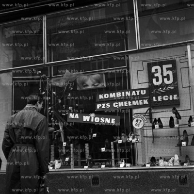 Mężczyzna przygląda się eksponatom wystawionm w...