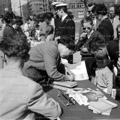 Kiermasz książek na rogu ulic Świętojańskiej i...