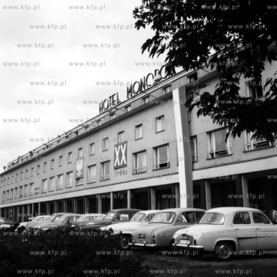Parking przed hotelem Monopol przy Placu Gorkiego w...