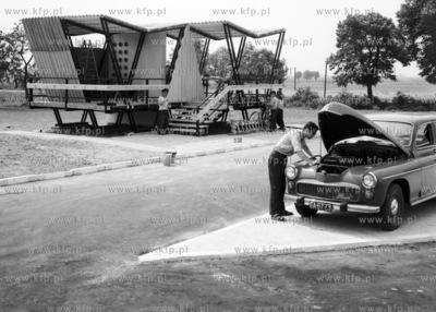 Montaż nowoczesnego pawilonu. (lata 60). 1960 0005514z...
