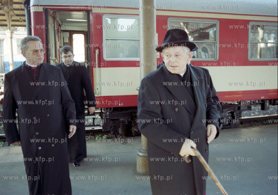Ksiadz pralat Henryk Jankowski wita prymasa Polakie...