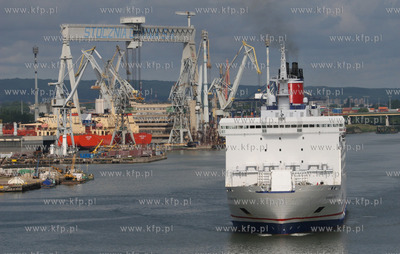 Prom Stena Baltica wyplywa z Portu Gdynia. W oddali...