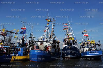 Morska Pielgrzymka Rybakow na lodziach na odpust sw....