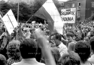 Powitanie strajkujacych na placu przed kosciolem sw...