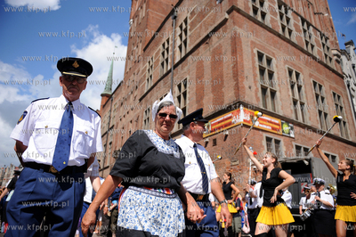 Gdansk. Dlugi Targ. Parada ucyestnikow 63 Miedzynarodowego...