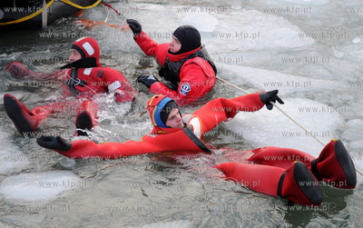 Gdynia, port jachtowy. Jak przetrwac na zamarznietym...