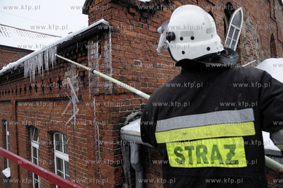 Straz z Pelplina podczas usuwania niebezpiecznych lodowych...