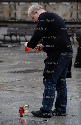 Gdansk. Na ulicach miasta na znak zaloby, flagi panstwowe...