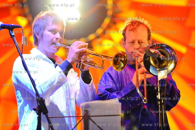 CudaWianki czyli Lato zaczyna sie w Gdyni. Nz. Zespol...