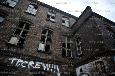 Rozbiorka zabytkowych hali Stoczni Gdanskiej, tereny...