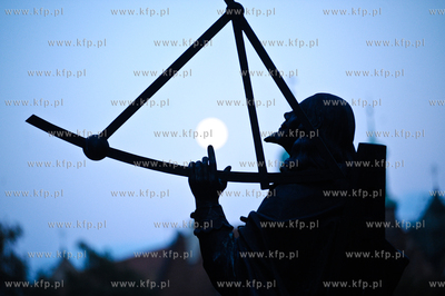 Trzy metrowy pomnik Jana Heweliusza autorstwa Jana...