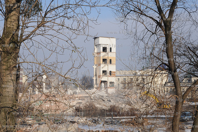 Gdynia. Rozbiorka magazynu portowego pomiedzy ulicami...