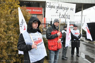 Protest pracownikow gdynskiej fabryki Coca-Coli. Pikieta...