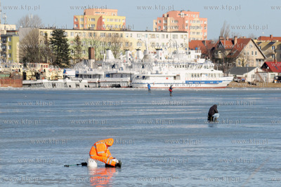 Wedkarze podlodowi lowia ryby w przereblach w okolicy...