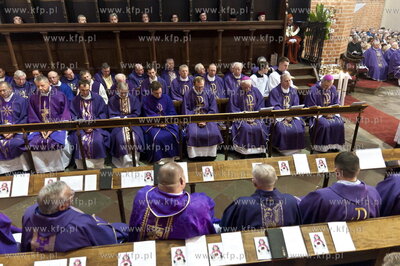 Bazylika katedralna w Pelplinie. Uroczystości pogrzebowe...