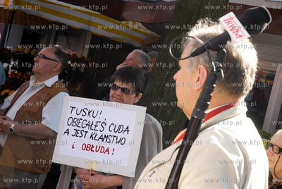 Slupsk. Manifestacja w obronie TV Trwam. Wzielo udzial...