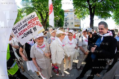 Slupsk. Manifestacja w obronie TV Trwam. Wzielo udzial...