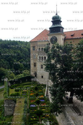 Zamek w Pieskowej Skale z XIII/XIV wieku. Budowla odrestaurowana...