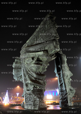 Katowice. Iluminowane centrum miasta wieczorem w pierwszy...