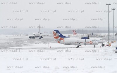 Wiosna w zimowej szacie w Porcie Lotniczym Gdansk im....