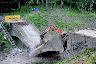 Wyburzanie Mostku Weisera Dawidka na gdanskiej Strzyzy....