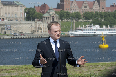 Premier Donald Tusk podczas wizyty w Szczecinie. Nz....