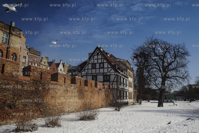 Gdańsk. Domu i fragmenty starego muru przy ul. Za...