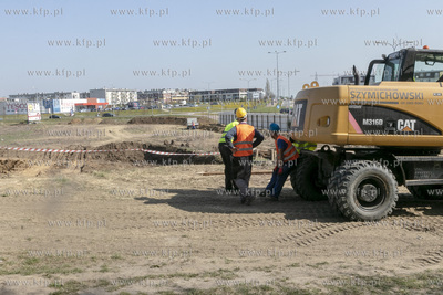 Stawianie ogrodzenia wokół placu przeznaczonego pod...