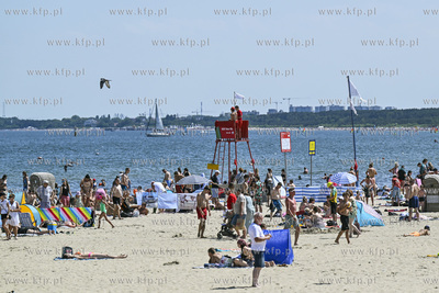 Sopot. Tlumy turystow w Sopocie. Nz. plaza.  08.07.2023...