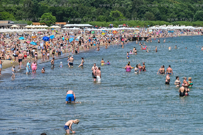 Sopot. Plaża. Upalny weekend spowodował liczne przybycie...