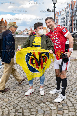 Kibice Manchester United i Villarreal fotografują...