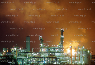 W Rafinerii Gdanskiej zapalil sie jeden ze zbiornikow...