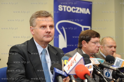 Minister Aleksander Grad w Stoczni Gdynia. Nz minister...