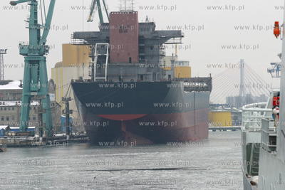 Kanal portowy w Gdansku, budowany statek w Soczni Gdanskiej...