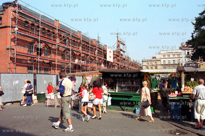 Widok na targowisko i Hale Targowa od strony ulicy...