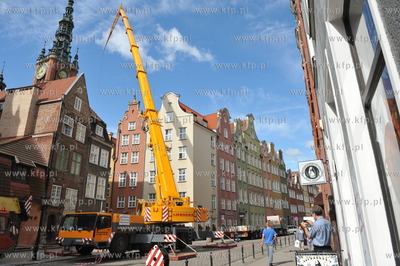 Montaz konstrukcji dachu nad dziedzincem Ratusza Glownowmiejskiego...