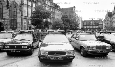 Samochody jednej z pierwszych korporacji taksowkarskich...