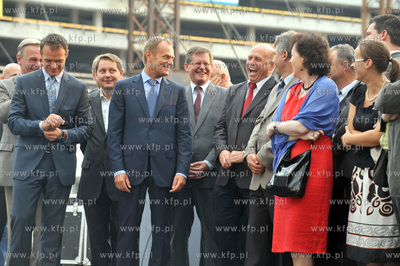 Zawieszenie wiechy na budowanym stadionie PGN Arena...