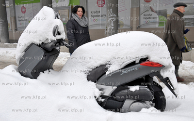 Zasypany sniegiem skuter na Podwalu Staromiejskim w...