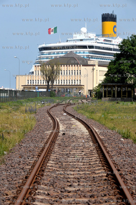 Statek wycieczkowy Costa Pacifica plywajacy pod wloska...