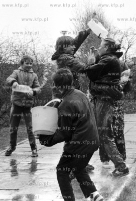 Gdansk Zaspa, smigus dyngus na ul.Pilotow. 21.04.1992...